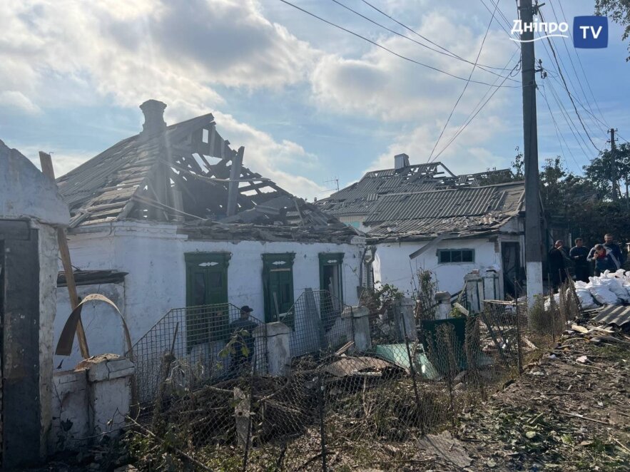 Зруйновані будинки та величезні вирви: як виглядає приватний сектор Дніпра після ракетної атаки