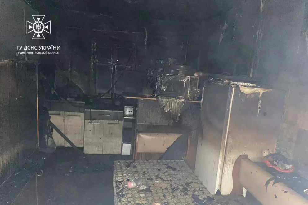 Постраждало 4 людини, з яких 1 дитина: у Дніпрі згорів житловий будинок (фото)