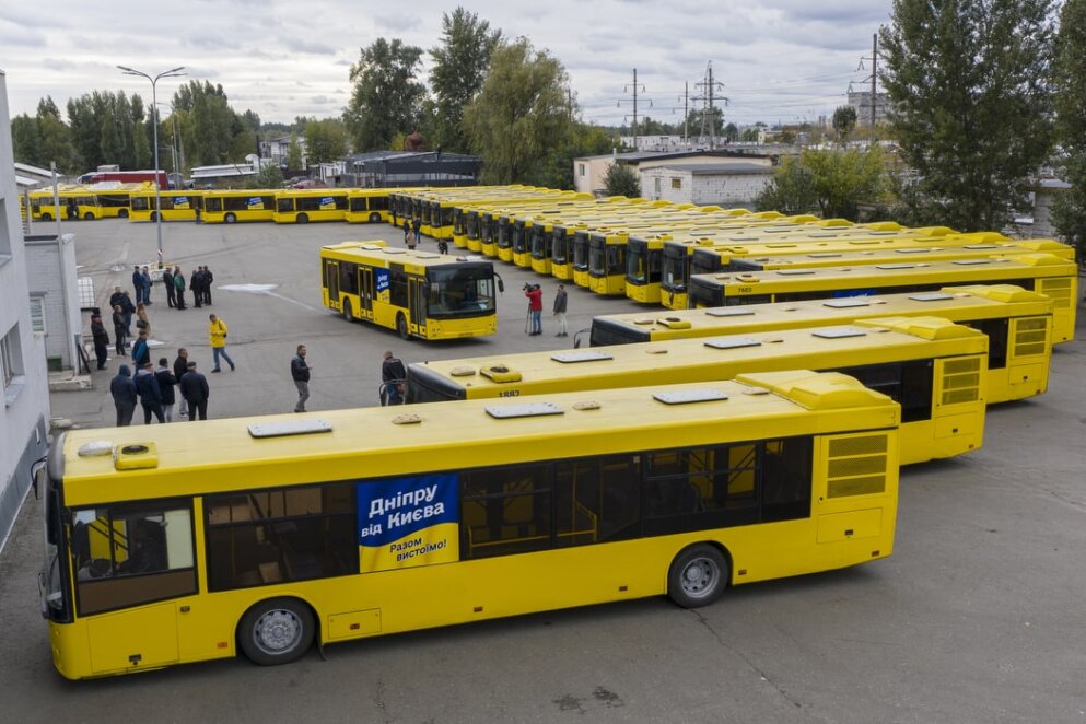 Вони вже їдуть до нас: Кличко показав автобуси, які Київ надає Дніпру