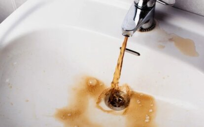 Відключення води у Дніпрі: чому після відновлення подачі тече іржава та чорна вода