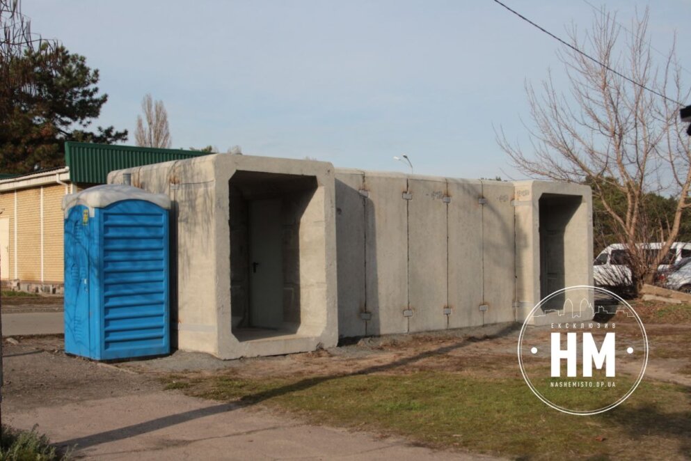 З дверима, лавочками: у Дніпрі показали, як виглядає встановлена захисна споруда