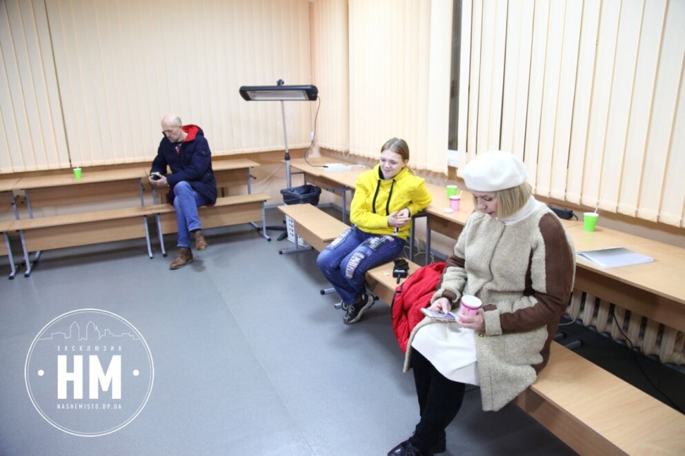 Зарядити телефони, випити чаю, зігрітися: як у Дніпрі працюють Пункти незламності у закладах соціального захисту