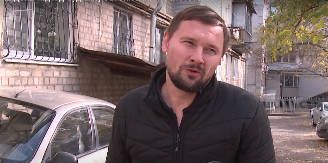 Новини Дніпра: Під'їзд будинку тиждень плаває в нечистотах