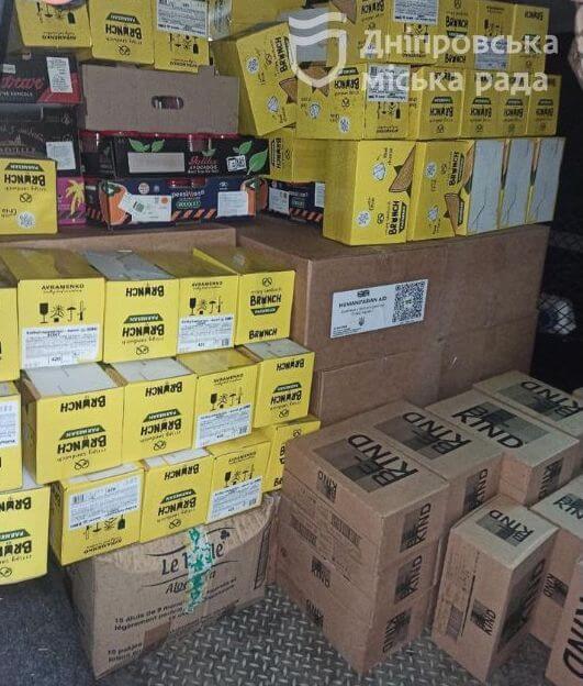Теплі речі, продукти, гігієна: Дніпро вчергове передав допомогу  