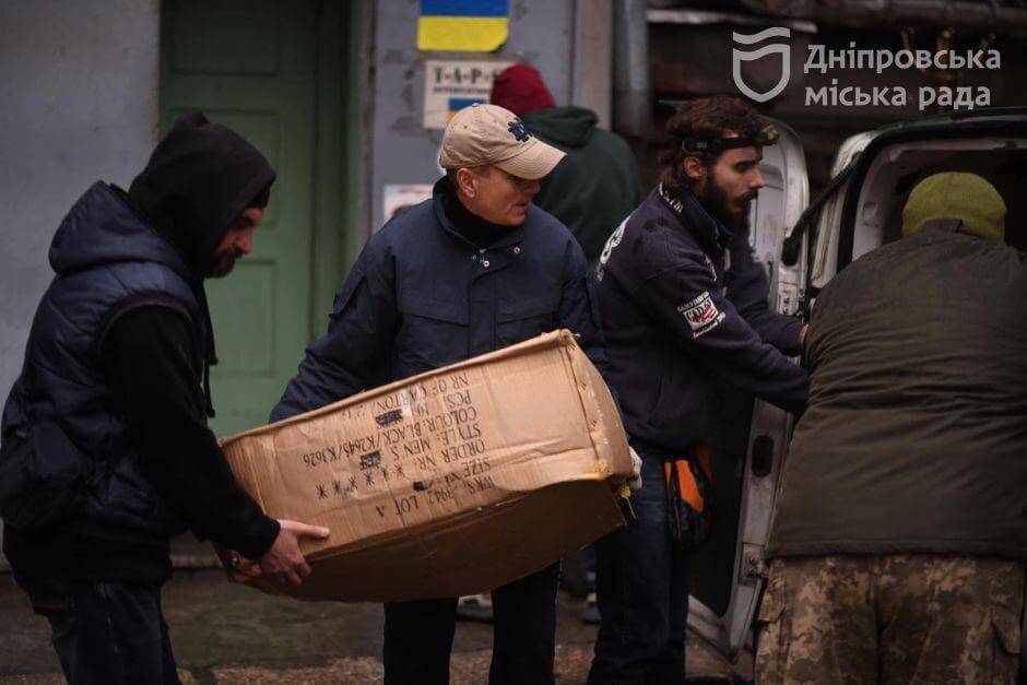 Спальні мішки, окопні свічки, білизна, теплі речі продукти, корми для тварин: допомога від Дніпра за тиждень  