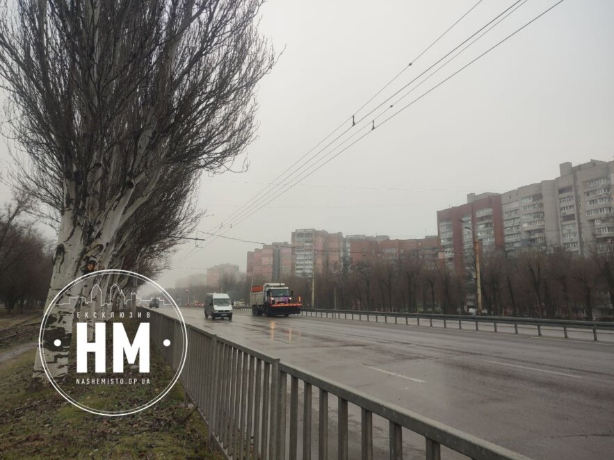 «Техніка працюватиме доти, поки не поборемо ожеледицю»: комунальники про ситуацію у Дніпрі  
