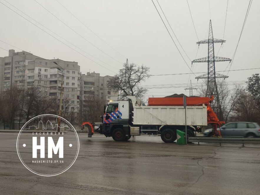 «Техніка працюватиме доти, поки не поборемо ожеледицю»: комунальники про ситуацію у Дніпрі  