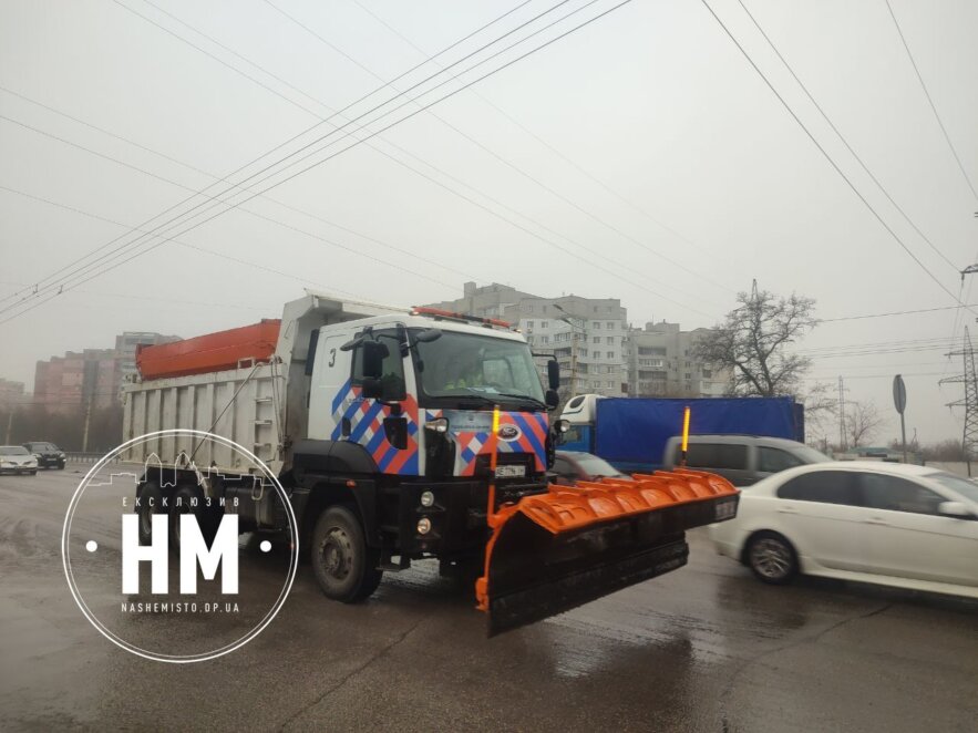 «Техніка працюватиме доти, поки не поборемо ожеледицю»: комунальники про ситуацію у Дніпрі