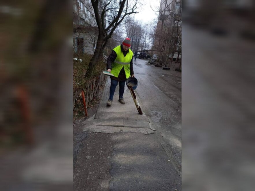 Близько 700 двірників посипають пішохідні доріжки прибудинкових територій