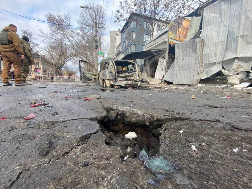 Ракетний удар по центру Херсона: 35 поранених, 16 - у тяжкому стані