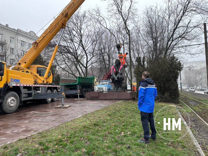 Новини Дніпра: У Дніпрі знесли пам'ятник Максиму Горькому