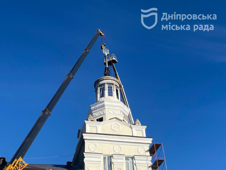 Замість зірки — український тризуб: у Дніпрі продовжують позбавлятися радянської спадщини