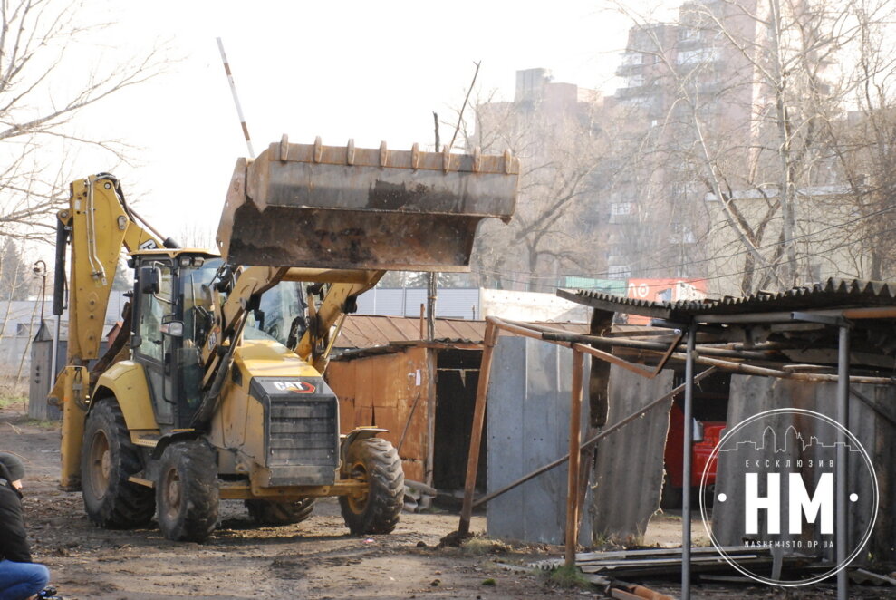 Новини Дніпра: На Набережній Заводській знесли автостоянку