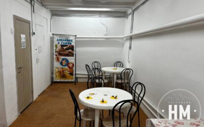 У Дніпрі за дорученням міського голови Бориса Філатова продовжується інспекція Пунктів незла-мності. Сьогодні, 3 січня, заступниця мера, директорка департаменту гуманітарної̈ політики Дніп-ровської міськради Ксенія Сушко відвідала Пункт незламності на базі 28-ї школі, де у разі критич-ної ситуації прихисток і допомогу можуть знайти до 500 осіб одночасно. Цей пункт, як і 44 інших, облаштованих на базі комунальних закладів загальної середньої освіти у Дніпрі, оснащений усім необхідним, щоб перечекати небезпеку та блекаут. В усіх Пунктах є: ігрові зони для дітей, куточки матері та дитини, куточки для відвідувачів з дома-шніми тваринами, місця для приготування гарячих напоїв, підзарядки гаджетів та санітарні кімна-ти, встановлено генератори. Оснащено миючими засобами та санітарно-гігієнічними товарами (рідке мило, туалетний папір, паперові рушники), є цукор в стіках, чай в пакетиках, кава в стіках. «В умовах воєнного часу в комунальних закладах загальної середньої освіти облаштовано 116 найпростіших укриттів, на базі закладів культури – 10, які відповідають усім вимогам чинного за-конодавства України. В укриттях організовано цілодобове чергування відповідальних осіб для за-безпечення доступу бажаючих мешканців прилеглих будинків, у разі оголошення сигналу «Пові-тряна тривога». Укриття оснащені господарчим інвентарем (лопатами, сокирами, пилками-ножівками) вогнегасниками, лавами для сидіння, питною водою, медикаментами та пе-рев’язувальними матеріалами, тепловентиляторами», - розповіла Ксенія Сушко. Більшість Пунктів незламності у школах розгорнуто в найпростіших укриттях, а всього департа-ментом облаштовано 126 найпростіших укриттів. Ремонти та закупівлі в укриттях виконано на загальну суму близько 280 млн грн.