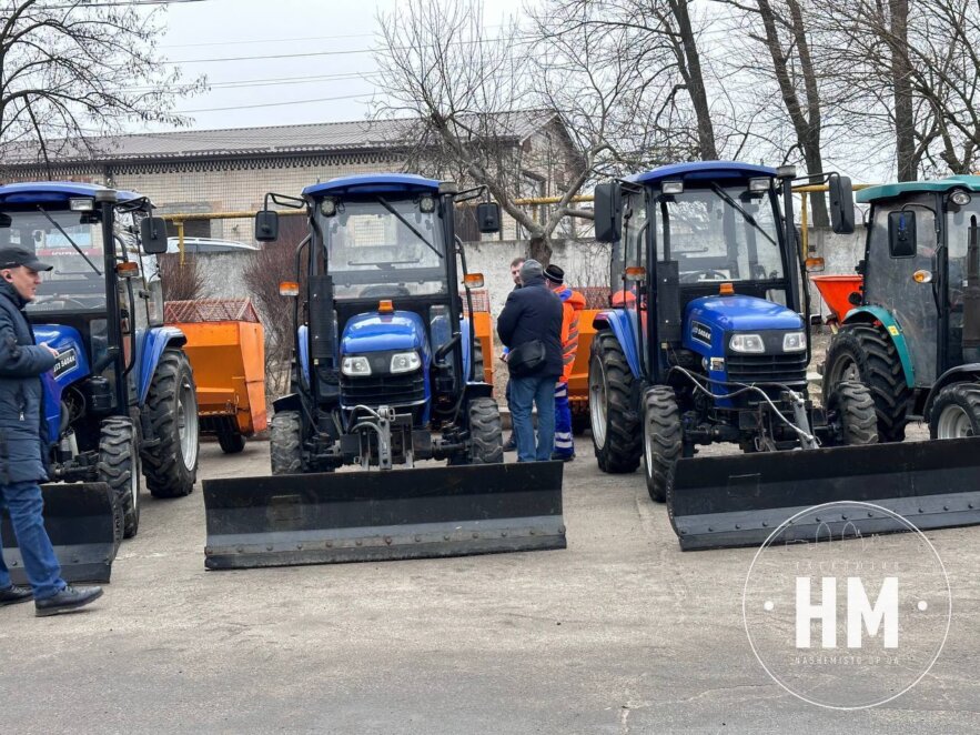 Готовність 100%: у Дніпрі показали спецтехніку, яка взимку рятує від наслідків негоди