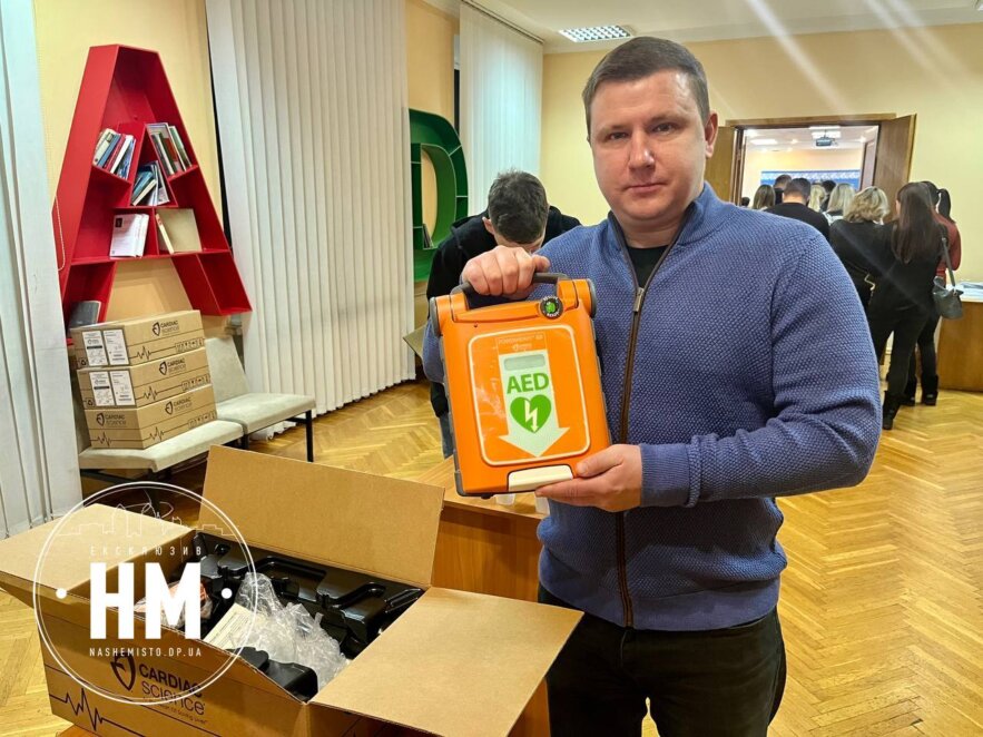 Допомога з усього світу: ЦНАПи Дніпра отримали дефібрилятори від посольства Швейцарії