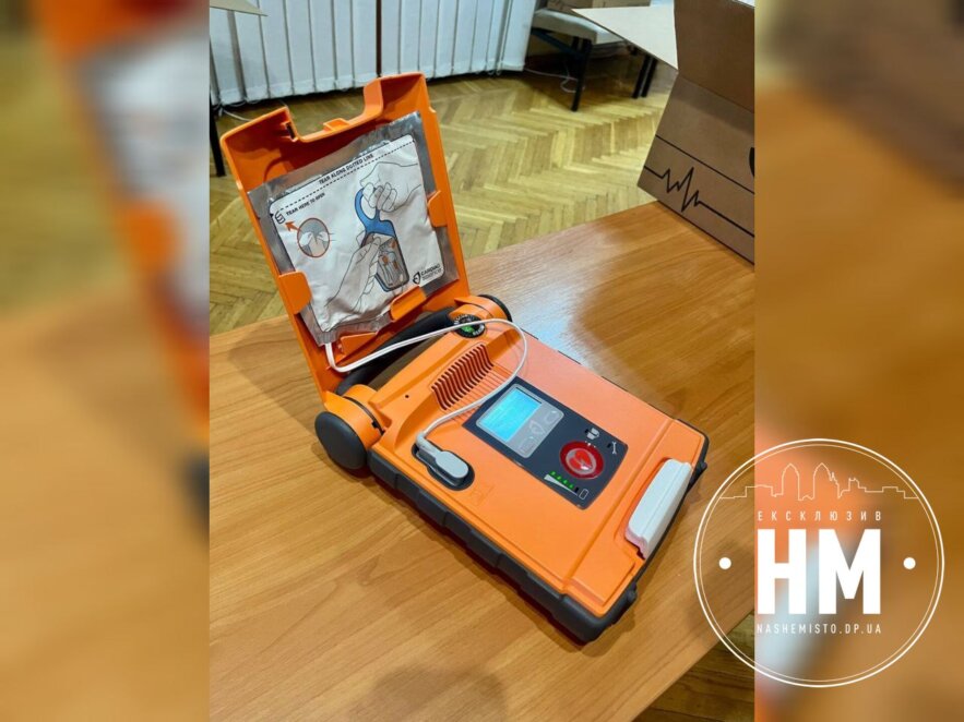 Допомога з усього світу: ЦНАПи Дніпра отримали дефібрилятори від посольства Швейцарії