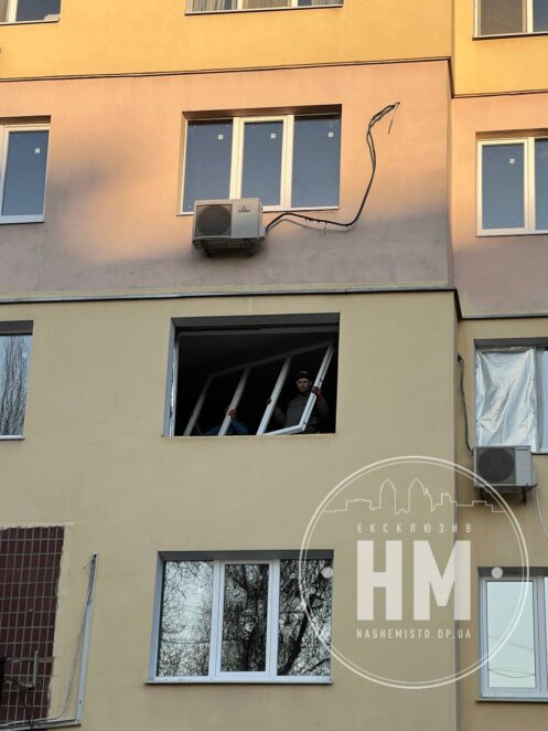 У Дніпрі у постраждалому від ракети будинку на Набережній Перемоги, 118 вже встановили більше 25% вікон