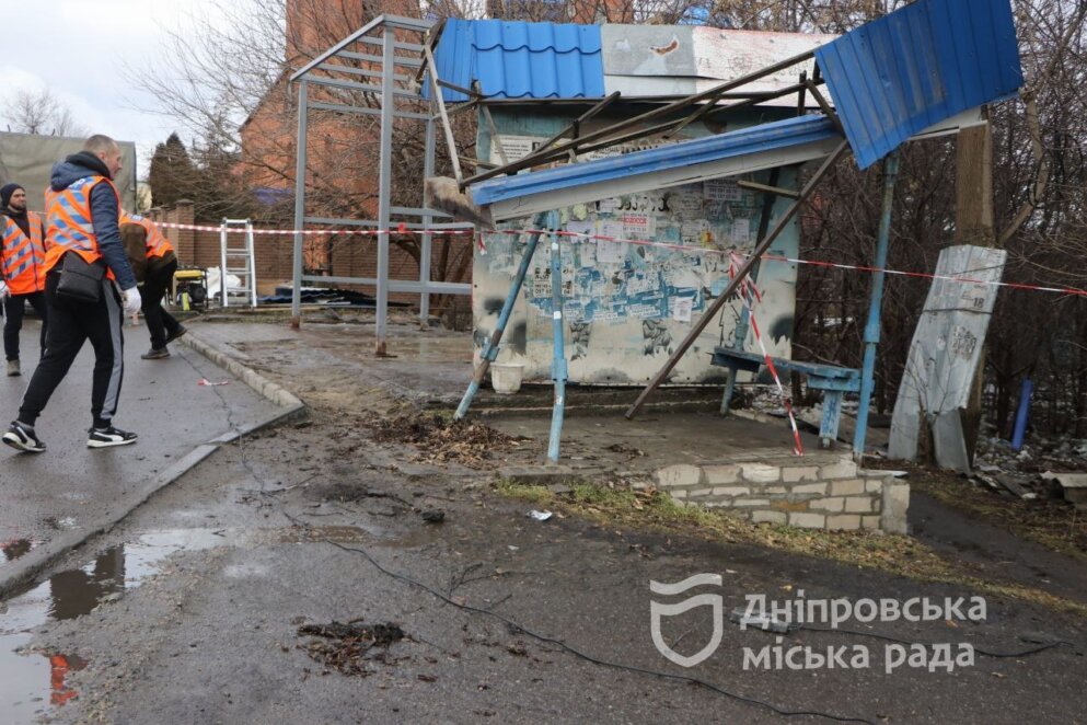 Замість пошкодженої конструкції – новий навіс: по вул. Рощинській полагодили зупинку після ДТП 