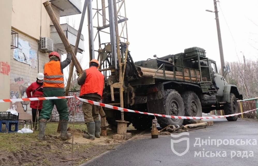 Перевірка стійкості: біля постраждалого від ракетного удару будинку на Перемозі вивчають ґрунти - Наше Місто