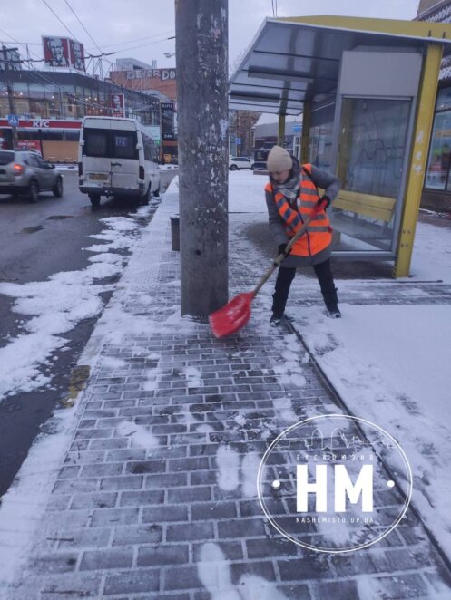 Дніпро накрив снігопад: комунальники з ночі ліквідують наслідки негоди 