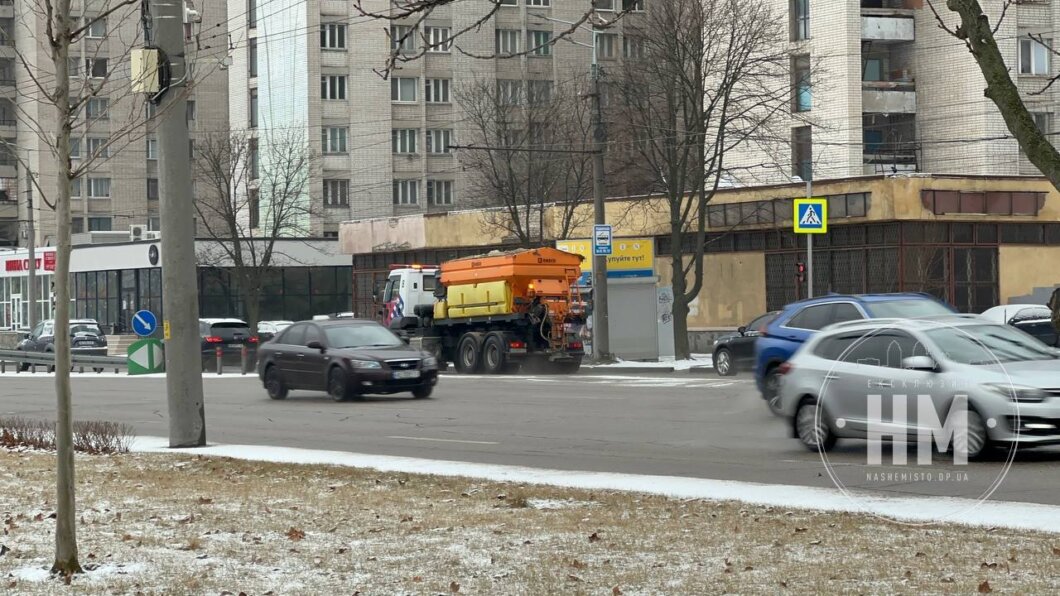 Автошляхи проїзні, тротуари прохідні: комунальники Дніпра обробили дороги та вулиці міста протиожеледною сумішшю