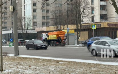 Автошляхи проїзні, тротуари прохідні: комунальники Дніпра обробили дороги та вулиці міста протиожеледною сумішшю