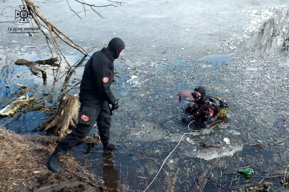В Днепре на водоеме женщина провалилась под лед и погибла