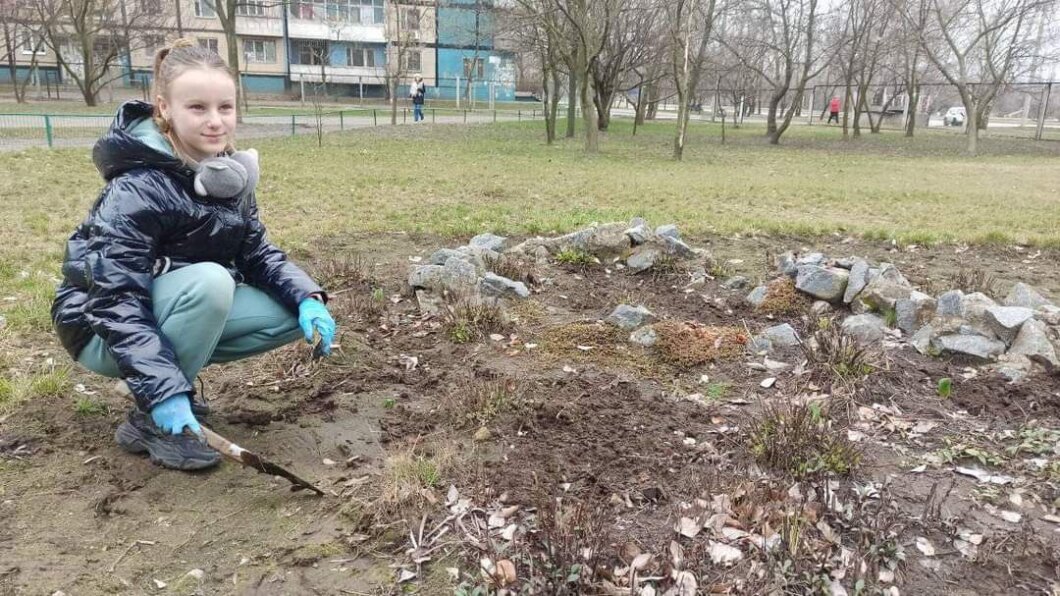 Новини Дніпра: Учні засадили шкільне подвір'я квітами