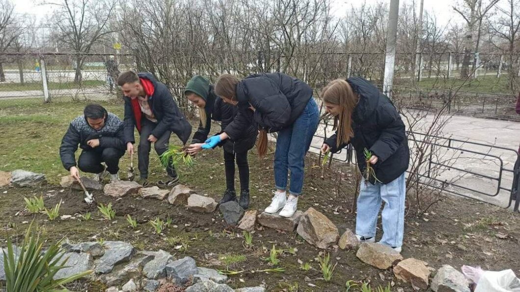 Новини Дніпра: Учні засадили шкільне подвір'я квітами
