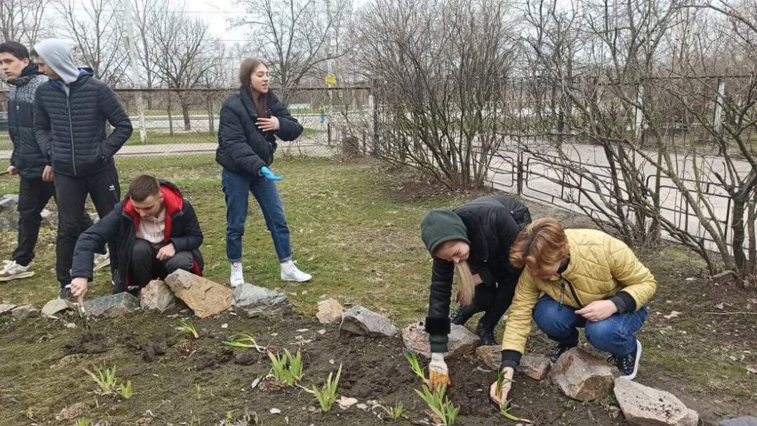 Новини Дніпра: Учні засадили шкільне подвір'я квітами
