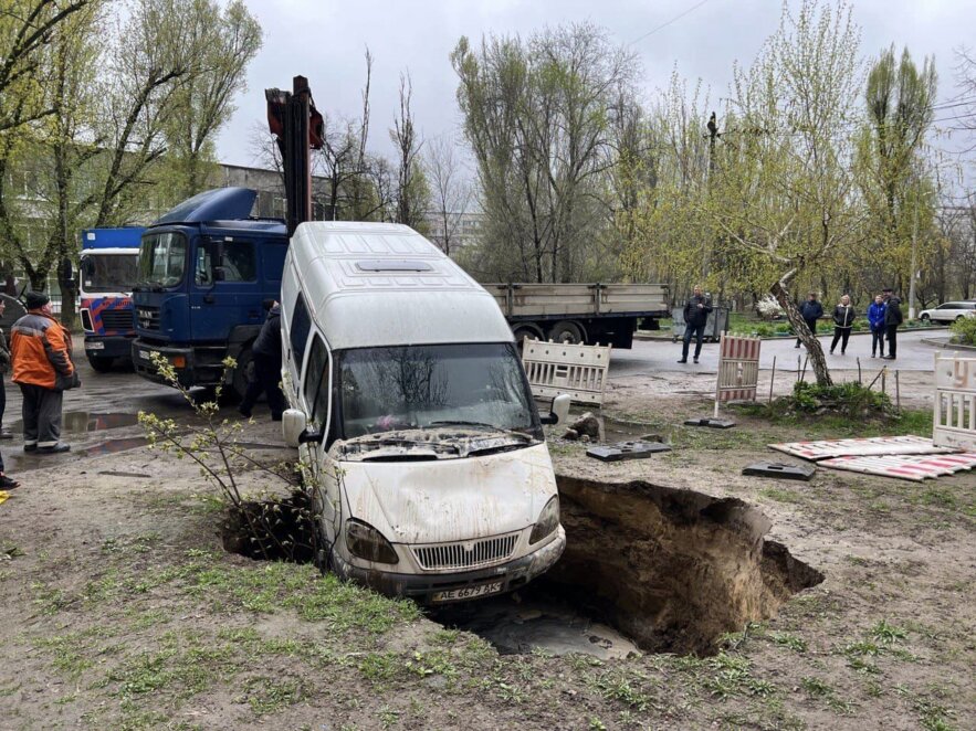 Новини Дніпра: «Газель» провалилася в яму через неправильне паркування - Наше Місто