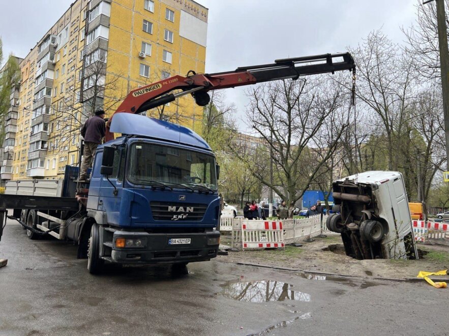 Новини Дніпра: «Газель» провалилася в яму через неправильне паркування - Наше Місто