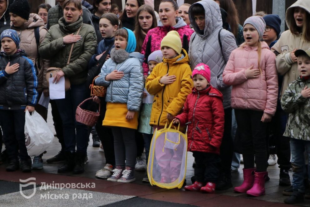 Великодні перегони: у Дніпрі провели сімейні змагання зі збирання святкових крашанок  