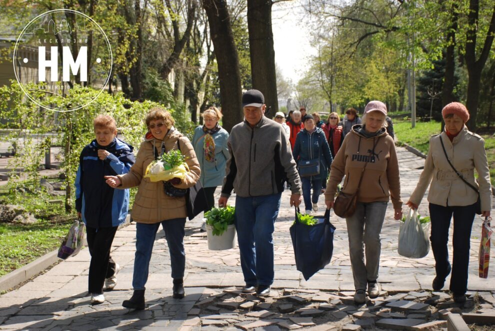 Дніпро квітучий: слухачі «Університету третього віку» висадили квіти на клумбах у парку ім. Т. Г. Шевченка