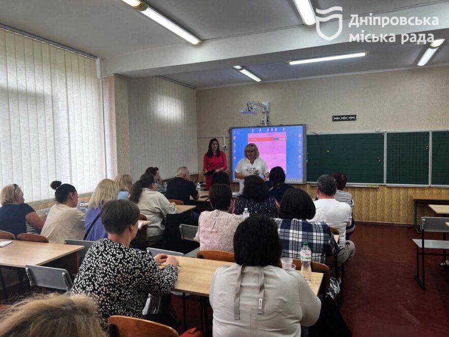 Семінари з директорами та ДСНС, ремонти укриттів та навчальних закладів: Дніпро готується до можливого відкриття шкіл 