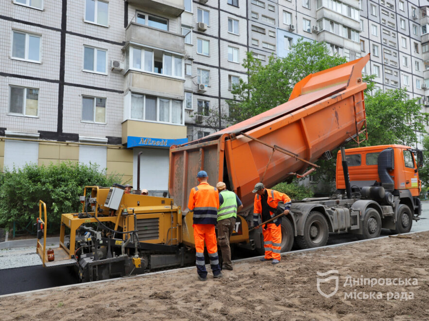 «У плані близько сотні дворів»: Філатов оголосив поновлення ремонту внутрішньоквартальних доріг у Дніпрі 