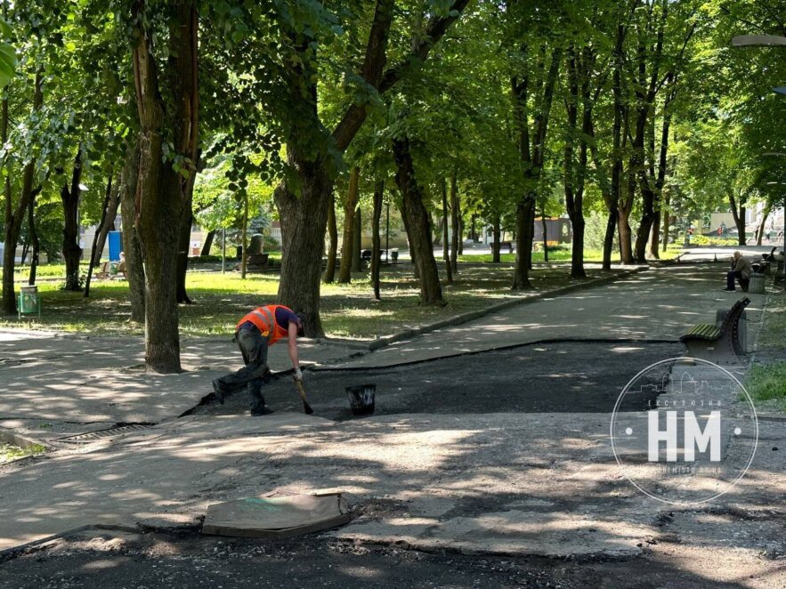 В парку Шевченка відновлюють асфальтове покриття - Наше Місто