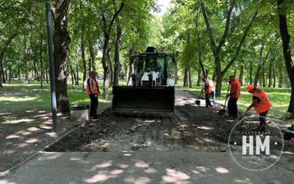 В парку Шевченка відновлюють асфальтове покриття - Наше Місто