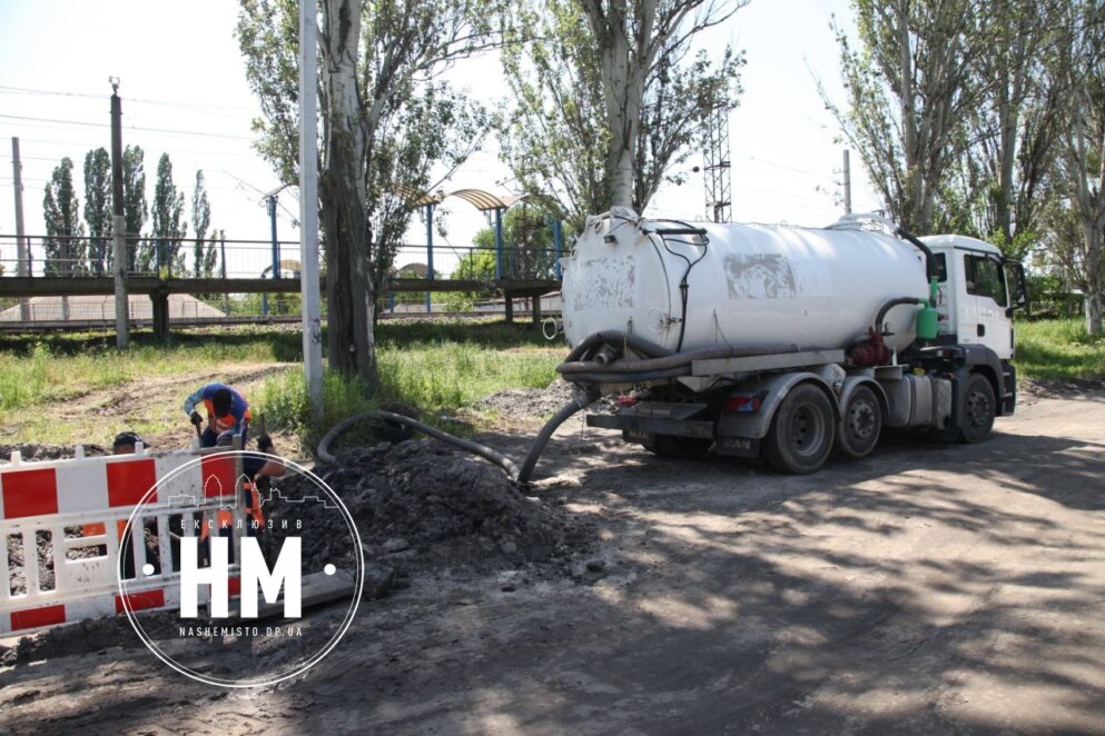 У Дніпрі на вулиці Яхненківській ремонтують зливову каналізацію і дорогу