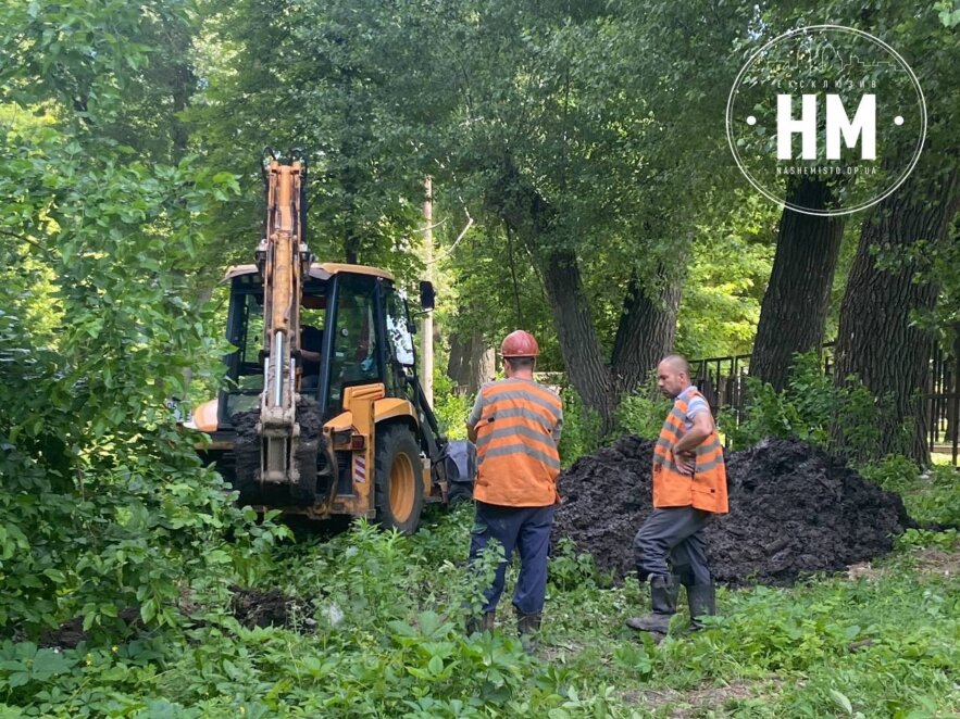 У Дніпрі на території парку ДНУ сталась аварія на мережі водопостачання
