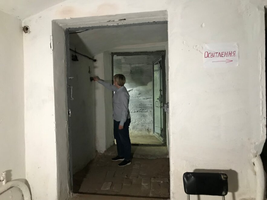 Чергова по місту, Олександра Бодня заступниця директора департаменту охорони здоров’я на-селення Дніпровської міськради проінспектувала виконання доручення міського голови Дніпра Бориса Філатова щодо перевірки укриттів та їх доступності у будь-який час, повідомляє сайт «На-ше місто». «Сьогодні перевірили бомбосховище при міській лікарні. Воно було забезпечено всім необхід-ним, поки вночі – перед нашим приходом, хтось не викрав подовжувач. Якось дивно – ліхтарик та ще один подовжувач залишилися, а найдовший подовжувач зник. Ми постійно перевіряємо, як заклади справляються із забезпечення укриттів всім необхідним та їх доступності. Через викра-дення подовжувача сьогодні перевіряли укриття у темряві», - повідомила вона. Керівництво відповідального за укриття закладу отримало від чергового завдання виправити си-туацію. І найближчими годинами проблема буде вирішена.