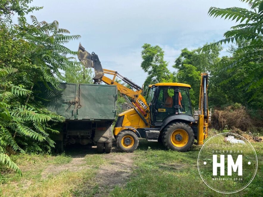 У Дніпрі прибирають стихійне звалище у Новокодацькому районі (Фото)