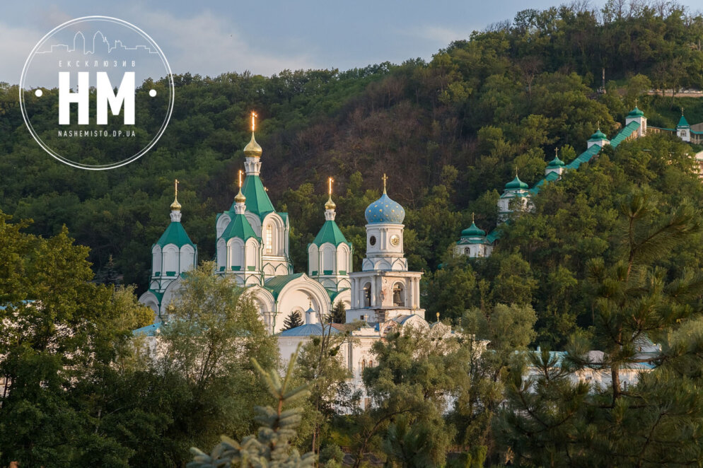 Обстріляна Лавра та зруйнований міст: як зараз виглядає Святогірськ (Ексклюзив) 