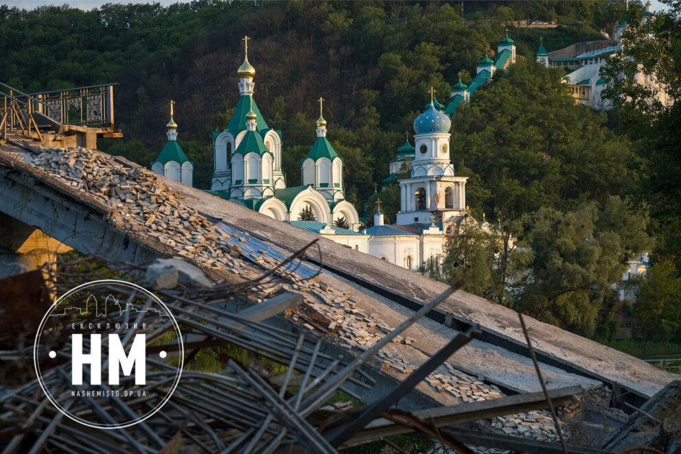 Обстріляна Лавра та зруйнований міст: як зараз виглядає Святогірськ (Ексклюзив) 