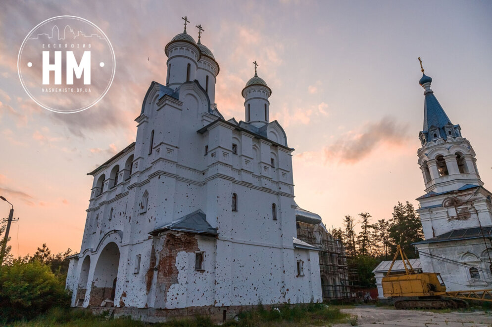 Обстріляна Лавра та зруйнований міст: як зараз виглядає Святогірськ (Ексклюзив) 