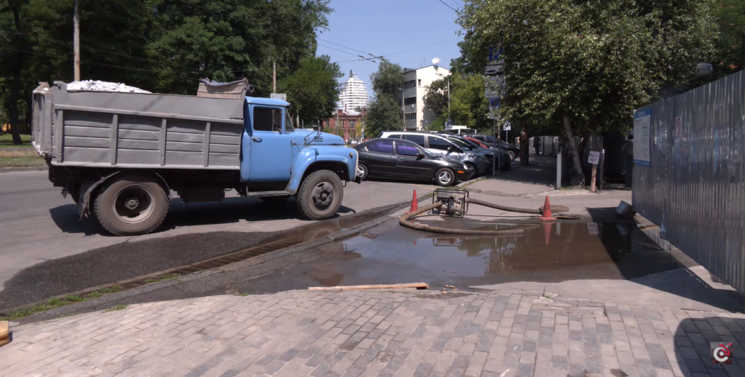 Невідкладні роботи: у Дніпрі на площі Соборній сталась аварія на мережі водопостачання