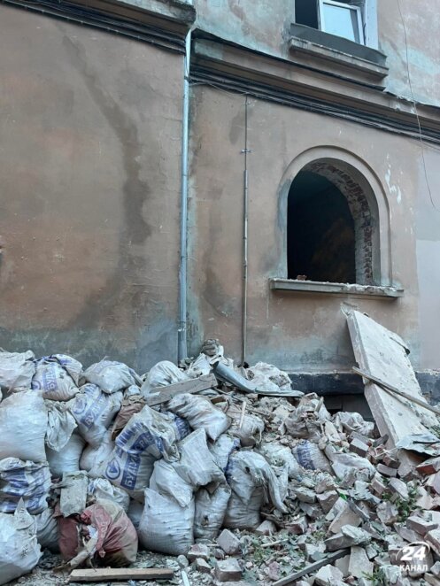 Міський голова Львова Андрій Садовий заявив, що сьогоднішня нічна атака росія на місто є найбі-льшою по масштабам і руйнуванням за час повномасштабного вторгнення, повідомляє сайт «На-ше місто». Наразі відомо про 3 загиблих та 8 поранених. Кількість жертв може зрости.  Зруйновано більше 50 помешкань, є руйнації в школі та в гуртожитку Львівської політехніки. Бі-льше сотні будинків зазнали пошкоджень. Вулиця Стрийська перекрита для транспорту, поки рятувальники розбирають завали. Тримайся місто Лева, Дніпро з тобою!