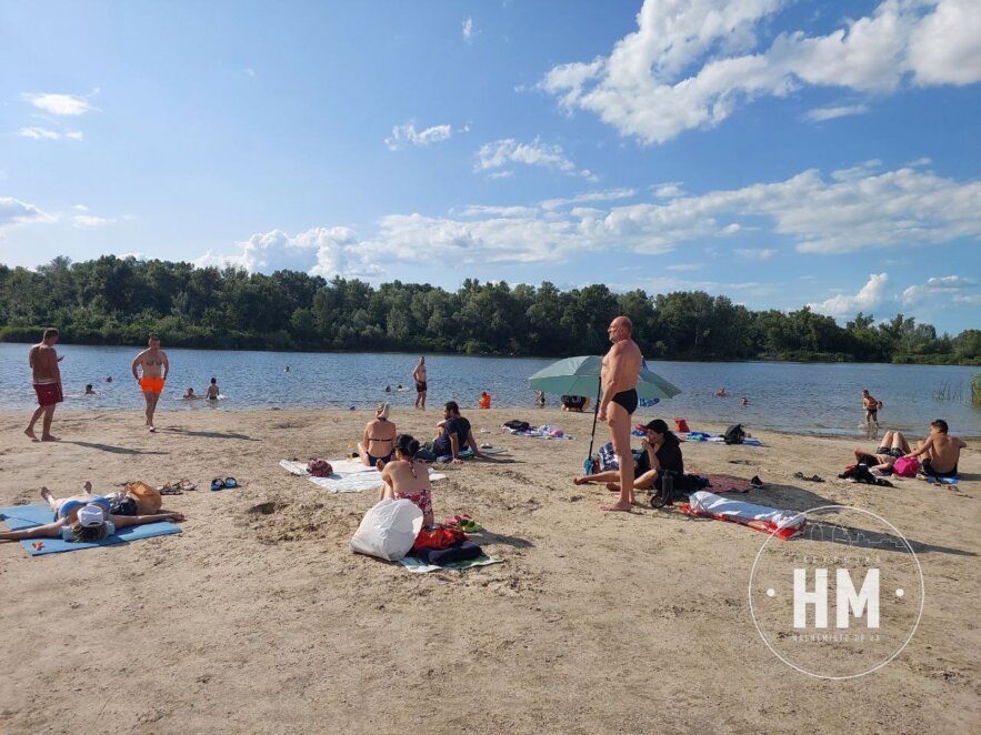 На «Мальдівах» в Дніпрі машини паркують на пляжі - Наше Місто