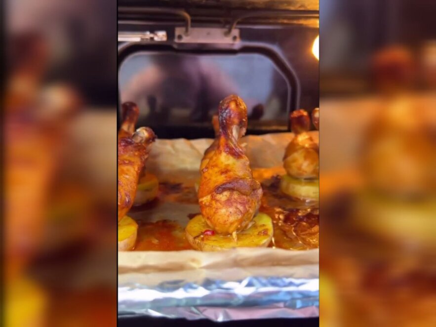 Аппетитно и очень вкусно: самый простой рецепт запеченных куриных голеней на шпажках